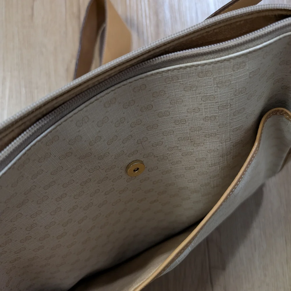 Gucci Crossbody - Picture 10 of 12
